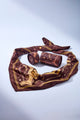 lenço feminino, lenço estampado, lenço vinho, lenço com estrelas, lenço dourado, lenço quadrado, lenço elegante, lenço acetinado, lenço para pescoço, lenço para bolsa, lenço para cabelo, acessório feminino sofisticado, lenço celestial, lenço fashion, lenço com estampa clássica