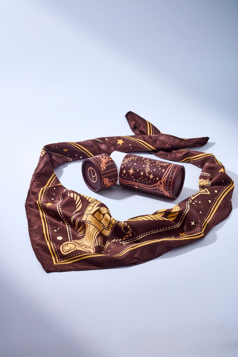 lenço feminino, lenço estampado, lenço vinho, lenço com estrelas, lenço dourado, lenço quadrado, lenço elegante, lenço acetinado, lenço para pescoço, lenço para bolsa, lenço para cabelo, acessório feminino sofisticado, lenço celestial, lenço fashion, lenço com estampa clássica