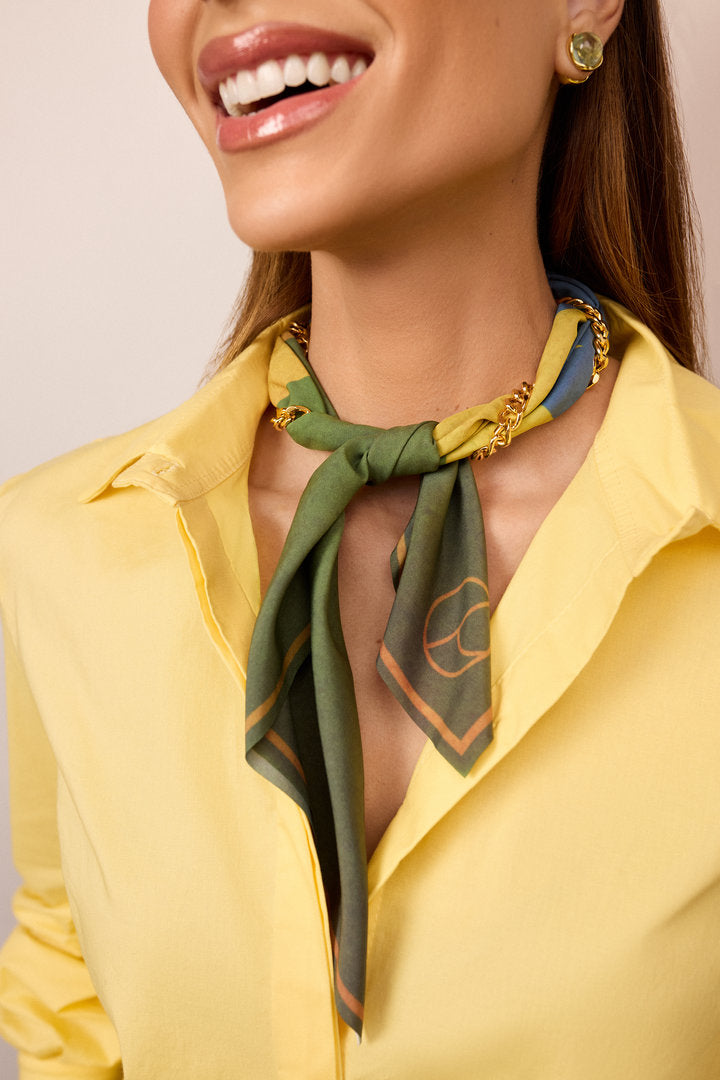 Lenço de inspiração brasileira com fundo verde, borda dourada e cores nacionais simbólicas.