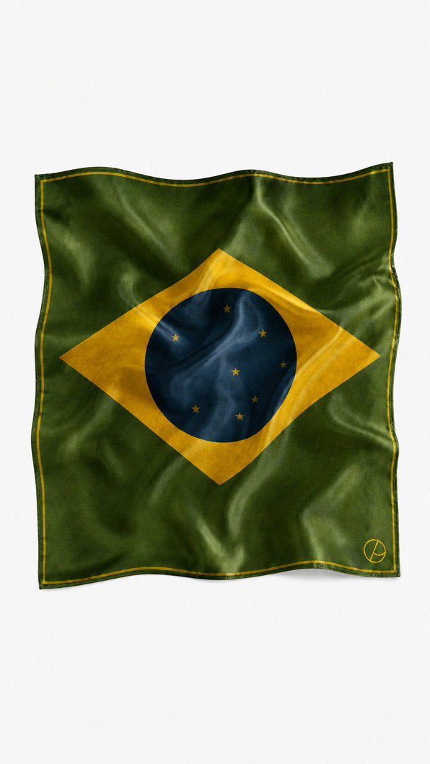 Lenço verde de poliéster inspirado no Brasil, com detalhes em amarelo, azul e estrelas.