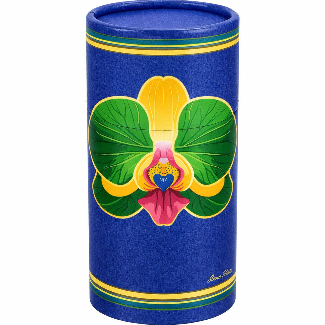 Lenço Tropicália com estampa de orquídeas, folhagens verdes e azul vibrante em composição tropical.