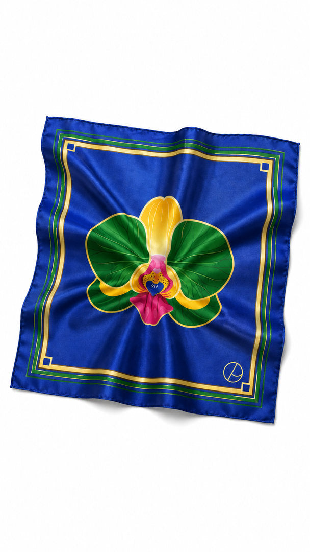 Lenço floral tropical em tons de azul, verde e dourado, inspirado na beleza rara das orquídeas.