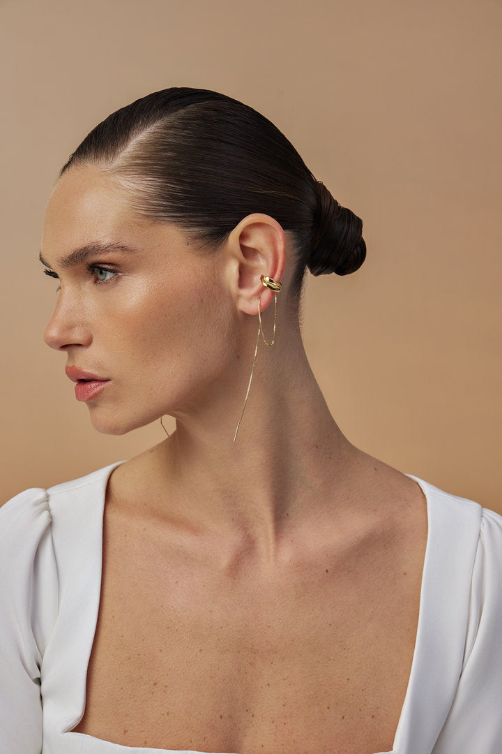Piercing Frida dourado – forma orgânica com correntes longas – joia escultural e expressiva