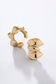 piercing dourado, piercing feminino, piercing orgânico, piercing botânico, piercing escultural, piercing volumoso, piercing moderno, piercing elegante, piercing dourado sofisticado, piercing de design autoral, piercing delicado, joia dourada, piercing para orelha, piercing para presente, ear cuff dourado