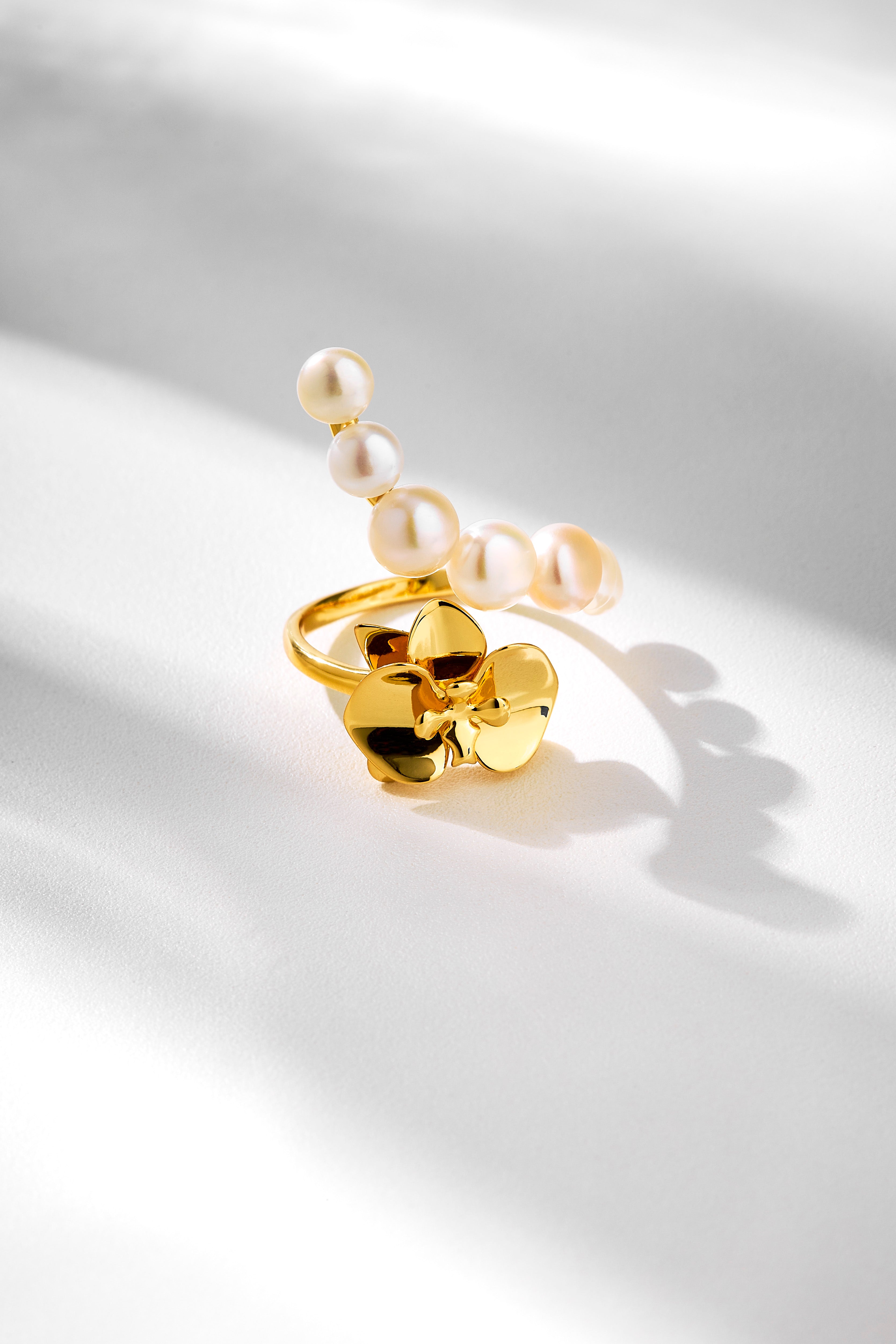 anel-orquidea-mabe-organico-perola-floral-dourado