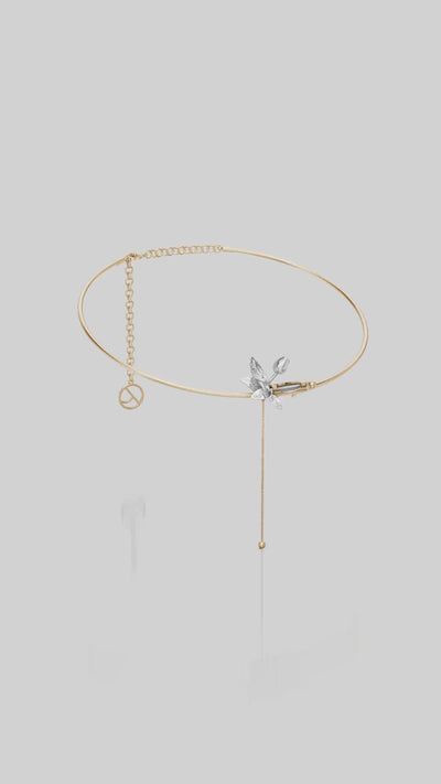 Colar Plenitude bicolor – colar com pingente floral de folhas e pétalas em volumes delicados