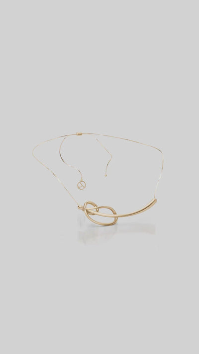Colar Amparo dourado – linhas crescem e se conectam em um desenho leve e contínuo