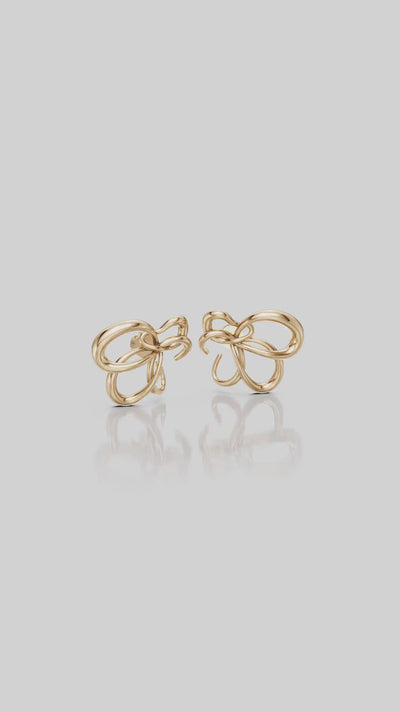 Brinco Delicata dourado – curvas se encontram em uma composição leve, fluida e contínua