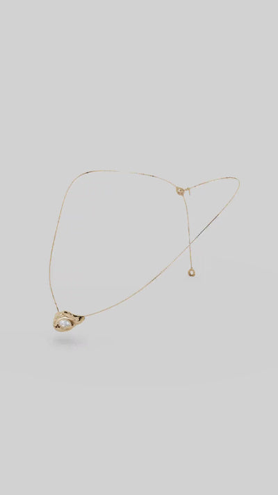 Colar Elsa em metal dourado com formas fluidas e cristal austríaco.
