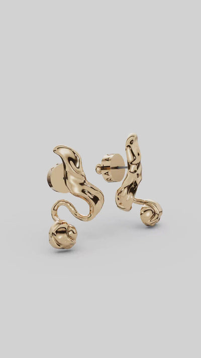 Brinco Frida em dourado – curvas orgânicas e esfera metálica – design escultural e contemporâneo