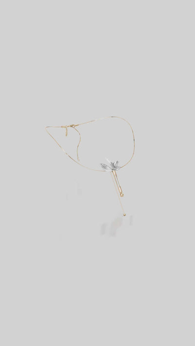 Colar Plenitude dourado e prata – uma flor se expande em formas delicadas, fluidas e luminosas