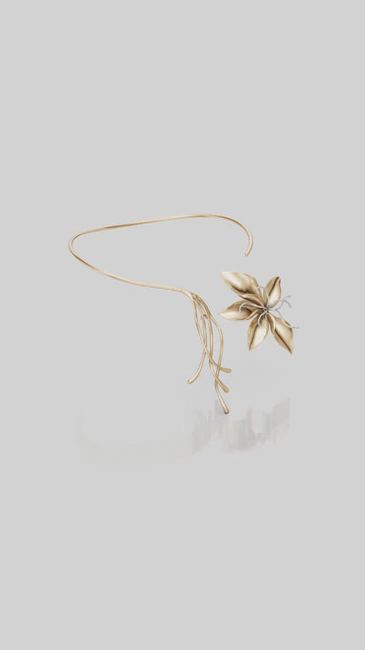 Choker Renascer dourada – design inspirado no florescimento com pétalas, folhas e fios orgânicos