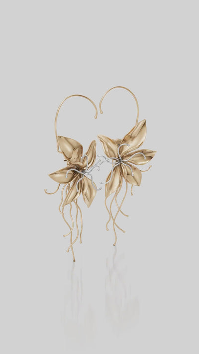 Brinco Renascer dourado – design inspirado no renascimento das flores, com pétalas, folhas e movimento