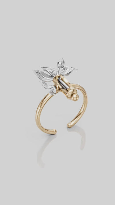 Anel Plenitude bicolor – anel floral delicado com aro dourado e folhas em prata